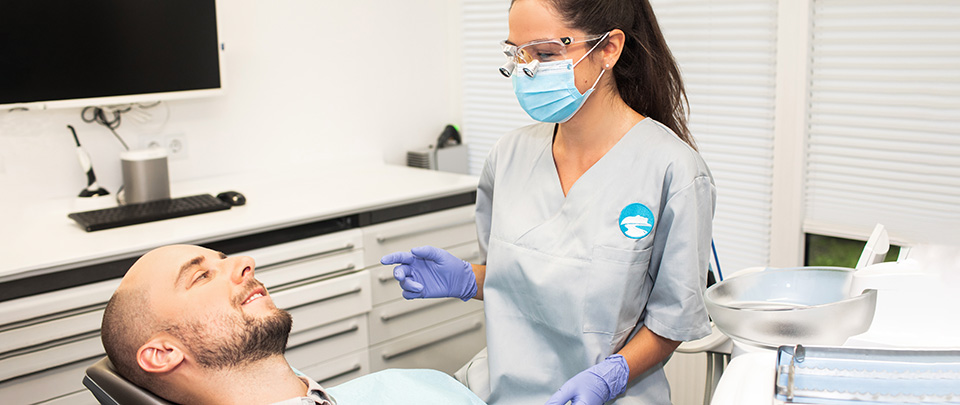 Zahnärztin Zana Komsic behandelt Patientin mit Paradontitis