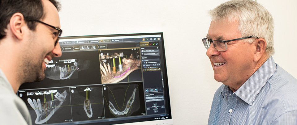 Zahnarzt Andreas Jordan im Beratungsgespräch mit Patienten